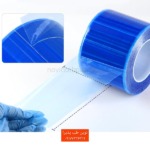 یک رول فیلم محافظ یکبار مصرف آبی رنگ و سوراخ‌دار نشان داده شده است که دستی با دستکش یک قسمت از فیلم را می‌کشد. خطوط اندازه‌گیری عرض فیلم را نشان می‌دهند. یک بنر قرمز با متن فارسی و شماره تلفن در پایین تصویر دیده می‌شود.